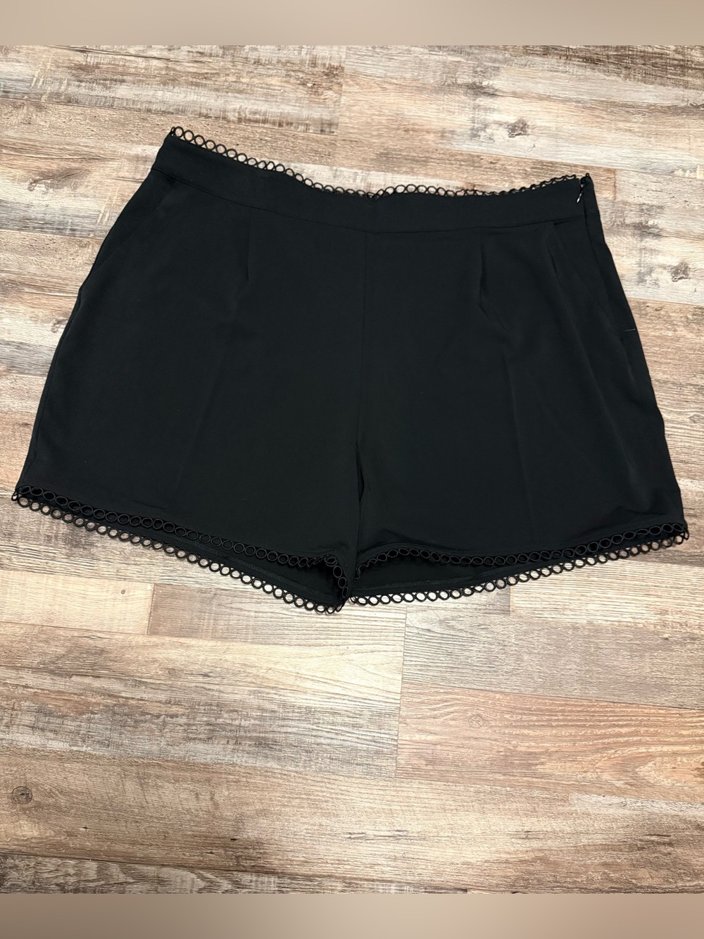 Rafaella Black High-Waist Cut Out Trim Shorts Like New Size 20